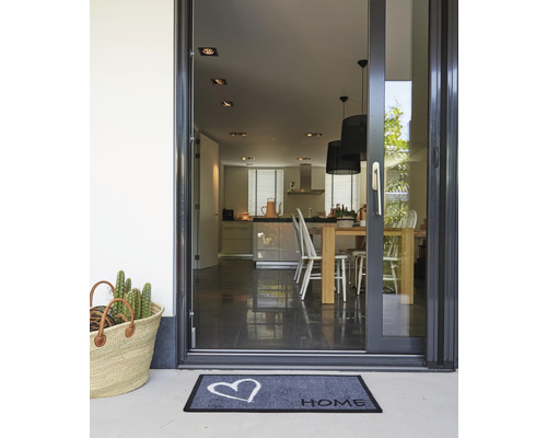 Vstupný priestor s rohožkou, košom a výhľadom do kuchyne