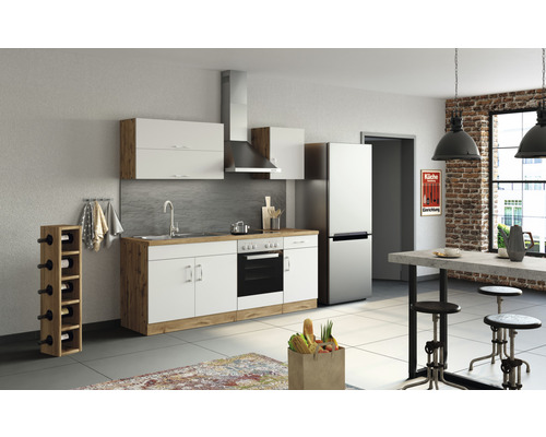 Svetlá kuchyňa s kuchynskou linkou, jedálenským stolom a regálom na víno