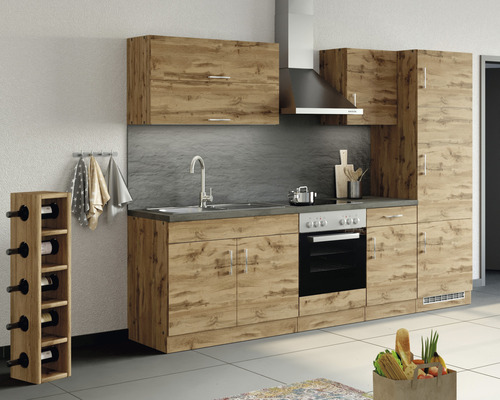 Kuchynská linka s hornými skrinkami, drezom, sporákom, digestorom a regálom na víno