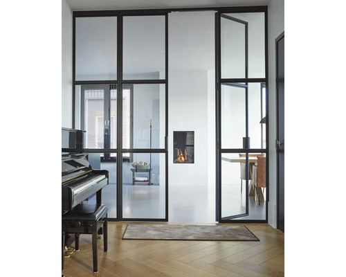 Svetlá obývacia izba so sklenenými dverami s rámom, klavírom a krbom