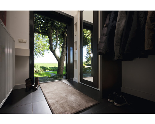 Vstupný priestor s rohožkou, šatňou a výhľadom do zelene