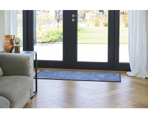 Scéna s rohožkou pred terasovými dverami, pohovkou a odkladacím stolíkom