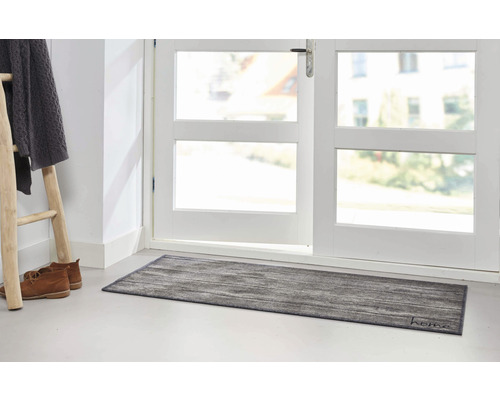 Scéna s rohožkou pred dverami, rebríkom, topánkami a oblečením