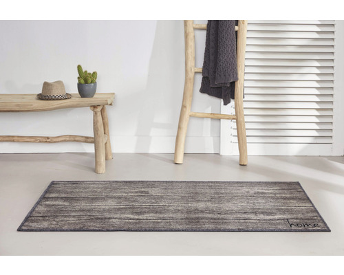 Scéna s rohožkou so vzhľadom dreva, lavicou, rebríkom a dekoráciou