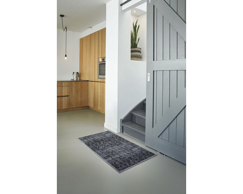 Interiér s kobercom, schodiskom a drevenou kuchyňou