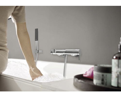 Scéna v kúpeľni s vaňou, sprchovou súpravou a armatúrou