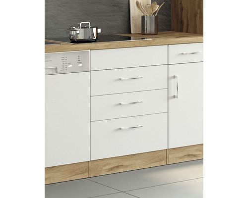 Kuchynská linka s bielymi čelami, zásuvkami a umývačkou riadu