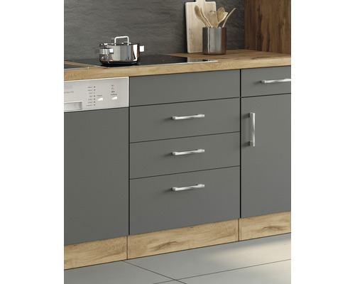 Kuchynská linka so sivými skrinkami, zásuvkami a umývačkou riadu pod varnou doskou s hrncom.