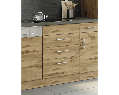 Kuchynská linka s drevenými čelami, drezom, varnou doskou a umývačkou riadu