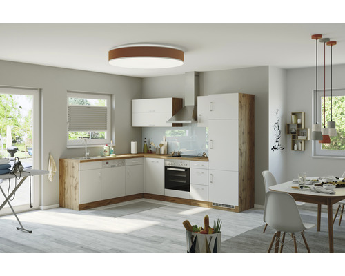 Svetlá miestnosť s kuchyňou do L v bielej farbe a vzhľade dreva, jedálenský stôl a stropné svietidlo.