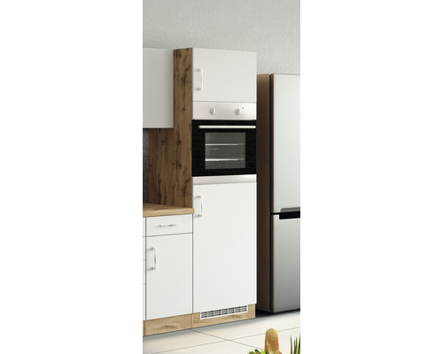 Kuchynská scéna s vysokou skriňou a vstavanou rúrou