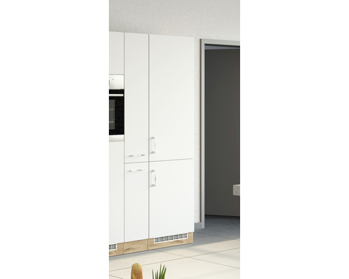 Kuchynská skrinka s bielymi čelami a svetlohnedým soklom