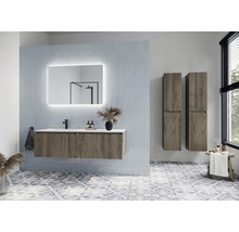 Kúpeľňa s umývadlom, zrkadlom s osvetlením a dvoma vysokými skriňami