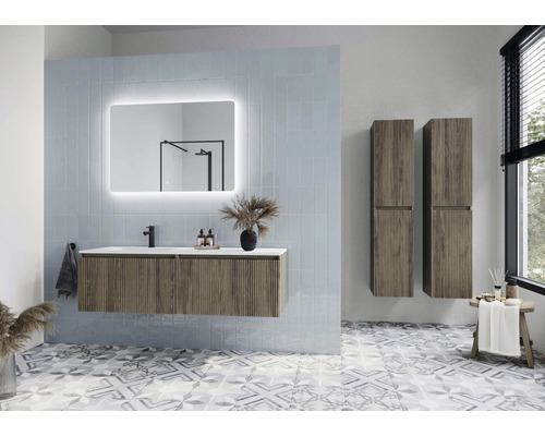 Kúpeľňa s umývadlom, zrkadlom s osvetlením a dvoma vysokými skriňami