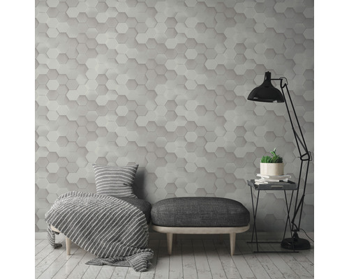 Obývacia izba s nástennými panelmi so vzhľadom šesťuholníkov, lavica a stojacia lampa