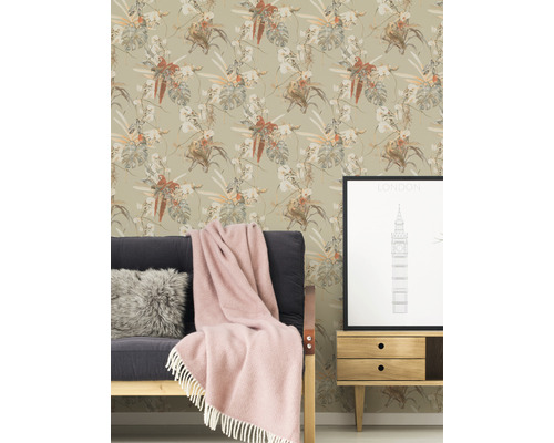 Pohľad do izby s kvetinovou tapetou, pohovkou, dekou a komodou s obrázkom Londýna