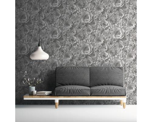 Dekoratívna obývacia izba s kvetinovou tapetou, pohovkou a závesnou lampou