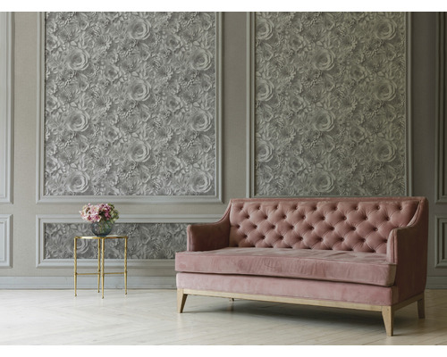 Obývacia izba s kvetinovou tapetou, pohovkou a príručným stolíkom.