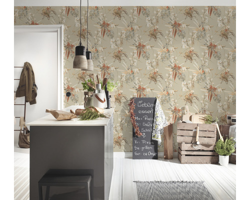 Svetlá kuchyňa s kvetinovou tapetou, kuchynským ostrovom a dekoráciami.