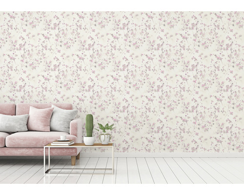 Obývacia izba s ružovou pohovkou a kvetinovou tapetou