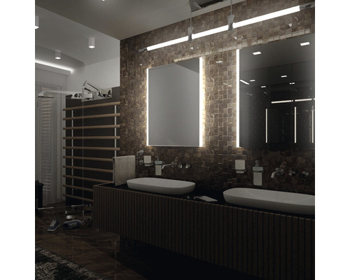 Kúpeľňa s dvoma umývadlami, osvetlenými zrkadlami a rebrinovým rebríkom