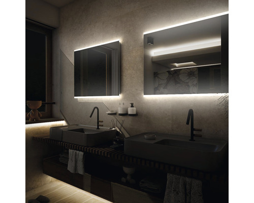 Moderná kúpeľňa s dvojitým umývadlom, osvetlenými zrkadlami a tmavými armatúrami