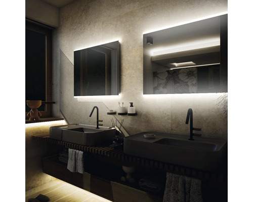 Kúpeľňa s dvojitým umývadlom, osvetlenými zrkadlami a moderným dizajnom