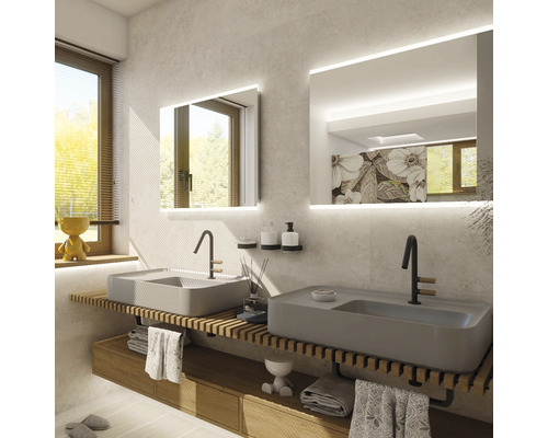 Kúpeľňa s dvojitým umývadlom, osvetlenými zrkadlami a drevenými policami