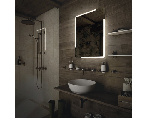 Kúpeľňa so sprchou, umývadlom a osvetleným zrkadlom