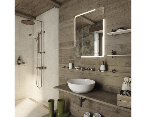 Kúpeľňa so sprchou, umývadlo s umývadlovou misou a osvetleným zrkadlom v rustikálnom dizajne