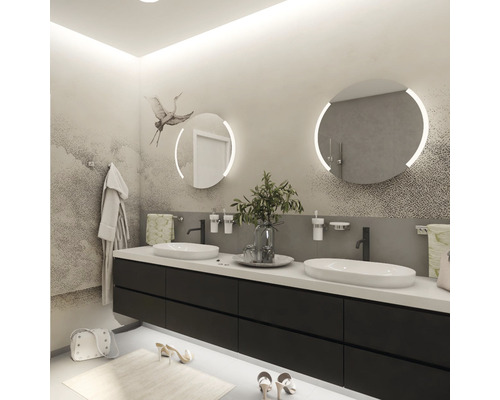 Moderná kúpeľňa s dvoma umývadlami, okrúhlymi zrkadlami s osvetlením a tmavými spodnými skrinkami.