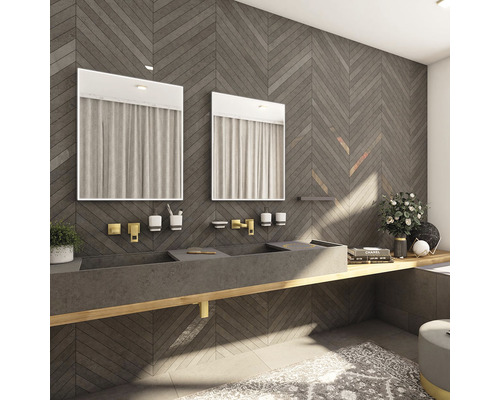 Kúpeľňa s dvojitým umývadlom, dvoma zrkadlami a obkladom stien vo vzore rybej kosti