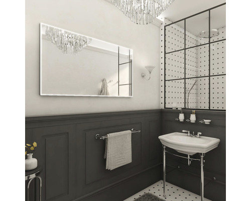 Kúpeľňa so zrkadlom, umývadlom, držiakom na uteráky a sprchovacím kútom vo svetlom, usporiadanom dizajne.