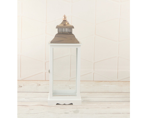 Dekoratívna biela lampáš s kovovými prvkami