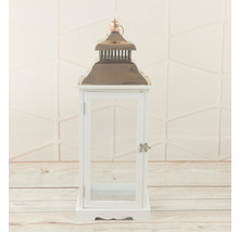 Dekoratívna biela lampáš so sklenenými výplňami a kovovou strechou pre atmosférické osvetlenie