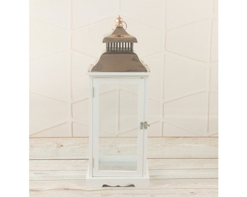 Dekoratívna biela lampáš so sklenenými výplňami a kovovou strechou pre atmosférické osvetlenie