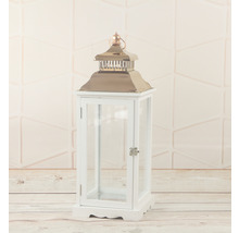 Biela drevená lampa s kovovými prvkami a sklenenými oknami