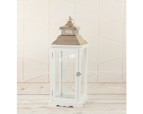 Biela drevená lampa s kovovými prvkami a sklenenými oknami