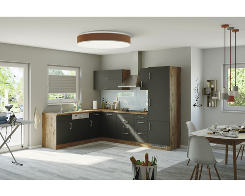 Moderná kuchyňa so sivými skrinkami a drevenými prvkami vo svetlej miestnosti.