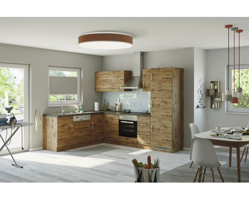 Moderná obytná kuchyňa s drevenými čelami, jedálenským stolom a rôznymi dekoratívnymi prvkami vo svetlej miestnosti.