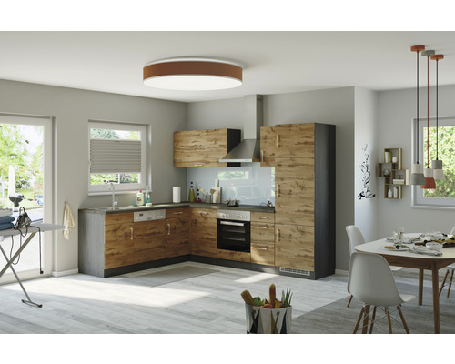 Svetlá kuchyňa s drevenými prvkami, drezom, sporákom a jedálenským stolom