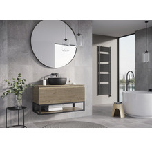 Moderná kúpeľňa s umývadlom, okrúhlym zrkadlom, rebríkovým radiátorom a voľne stojacou vaňou