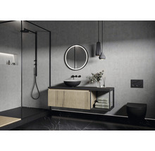 Kúpeľňa so sprchou, umývadlom, zrkadlom a toaletou v tmavom dizajne