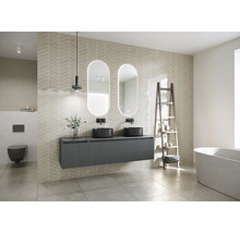 Moderná kúpeľňa s umývadlom, dvomi zrkadlami, toaletou a vaňou