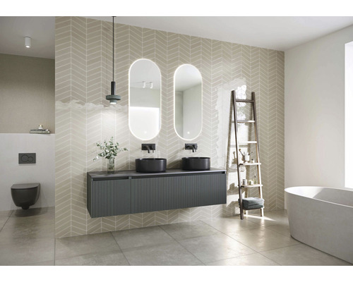 Moderná kúpeľňa s umývadlom, dvomi zrkadlami, toaletou a vaňou