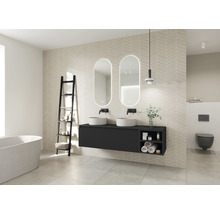 Kúpeľňa s dvojitým umývadlom, dvoma zrkadlami s osvetlením, rebríkovou policou a vaňou