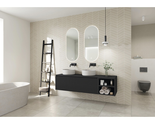 Kúpeľňa s dvojitým umývadlom, dvoma zrkadlami s osvetlením, rebríkovou policou a vaňou