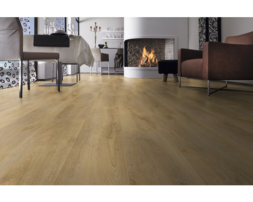 Pokládka laminátovej podlahy v obývacej izbe s krbom a jedálenským stolom