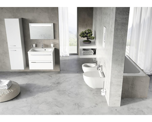 Kúpeľňa s umývadlom, zrkadlom, vysokou skriňou, toaletou, bidetom a vaňou