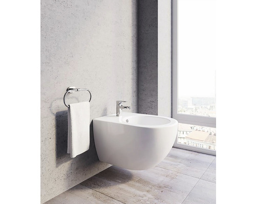 Moderná kúpeľňa so závesným bidetom a držiakom na uteráky